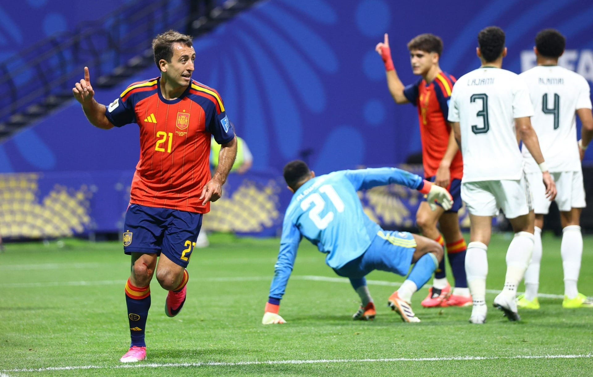 Oyarzabal supera "probleminha" e faz história em goleada da Espanha
