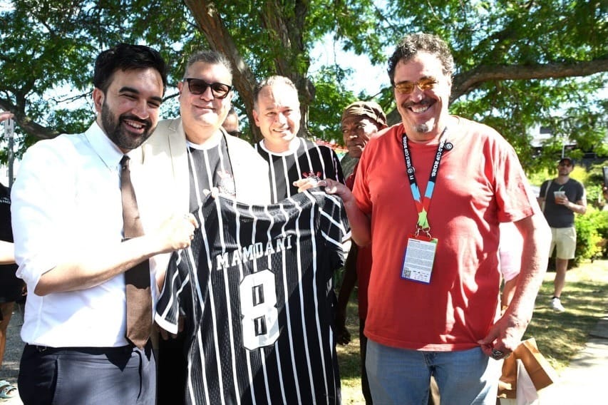 Após exaltar 'Democracia Corintiana', prefeito de NY recebe camisa do Timão