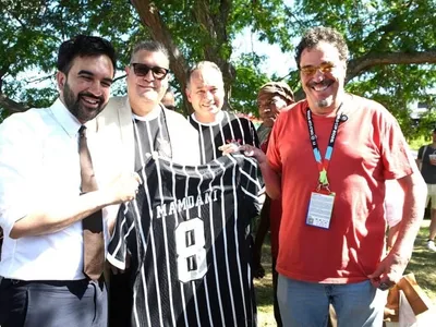 Após exaltar 'Democracia Corintiana', prefeito de NY recebe camisa do Timão