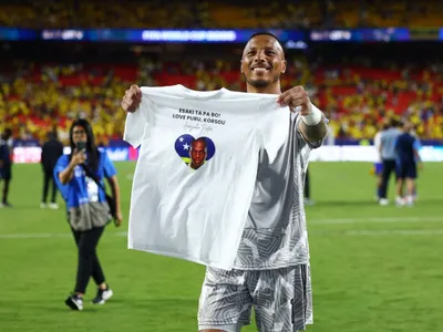Herói em campo, Room dedica atuação a ex-colega de seleção morto em 2019