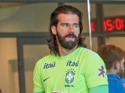 Alisson desfalca Seleção Brasileira em treino antes de enfrentar a Escócia