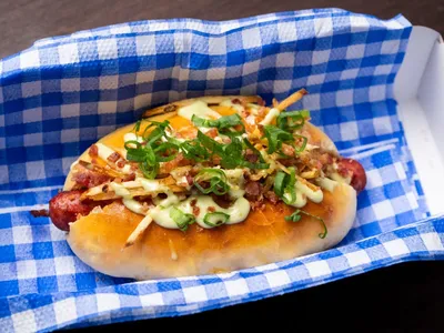 Cachorro-quente gourmet com salsicha artesanal | Band Receitas