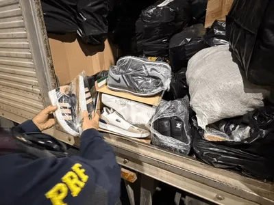 Caminhão com milhares de produtos falsificados é apreendido em Lorena