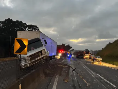 Colisão de carreta na Dutra deixa duas pessoas feridas em Guaratinguetá