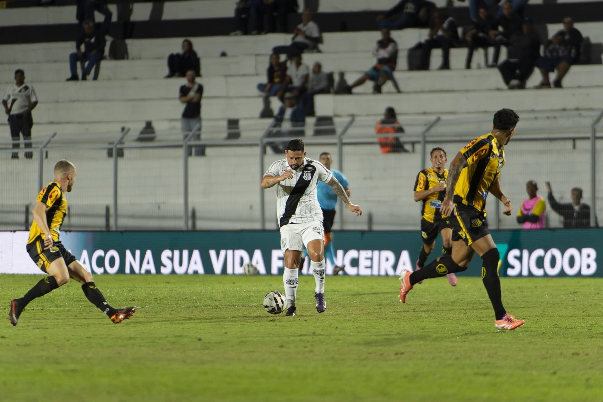 Série B: Clube paulista vence fora de casa, entra no G4 e sonha com a ponta