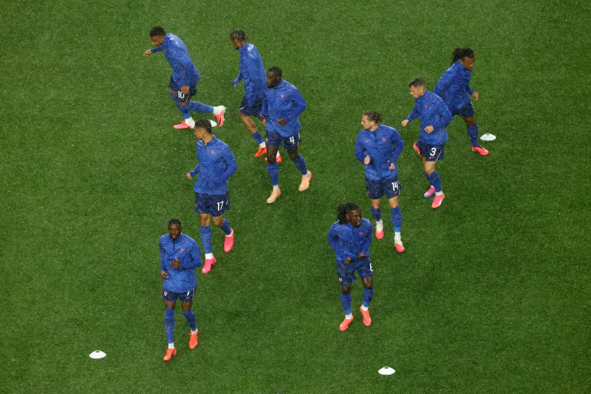 Duas horas depois de paralisação, França e Iraque voltam a jogar