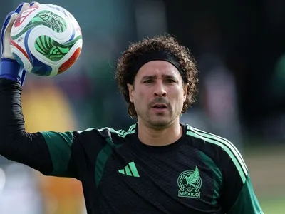 Ochoa vai igualar recordes de Messi e Cristiano Ronaldo? Veja o que se sabe