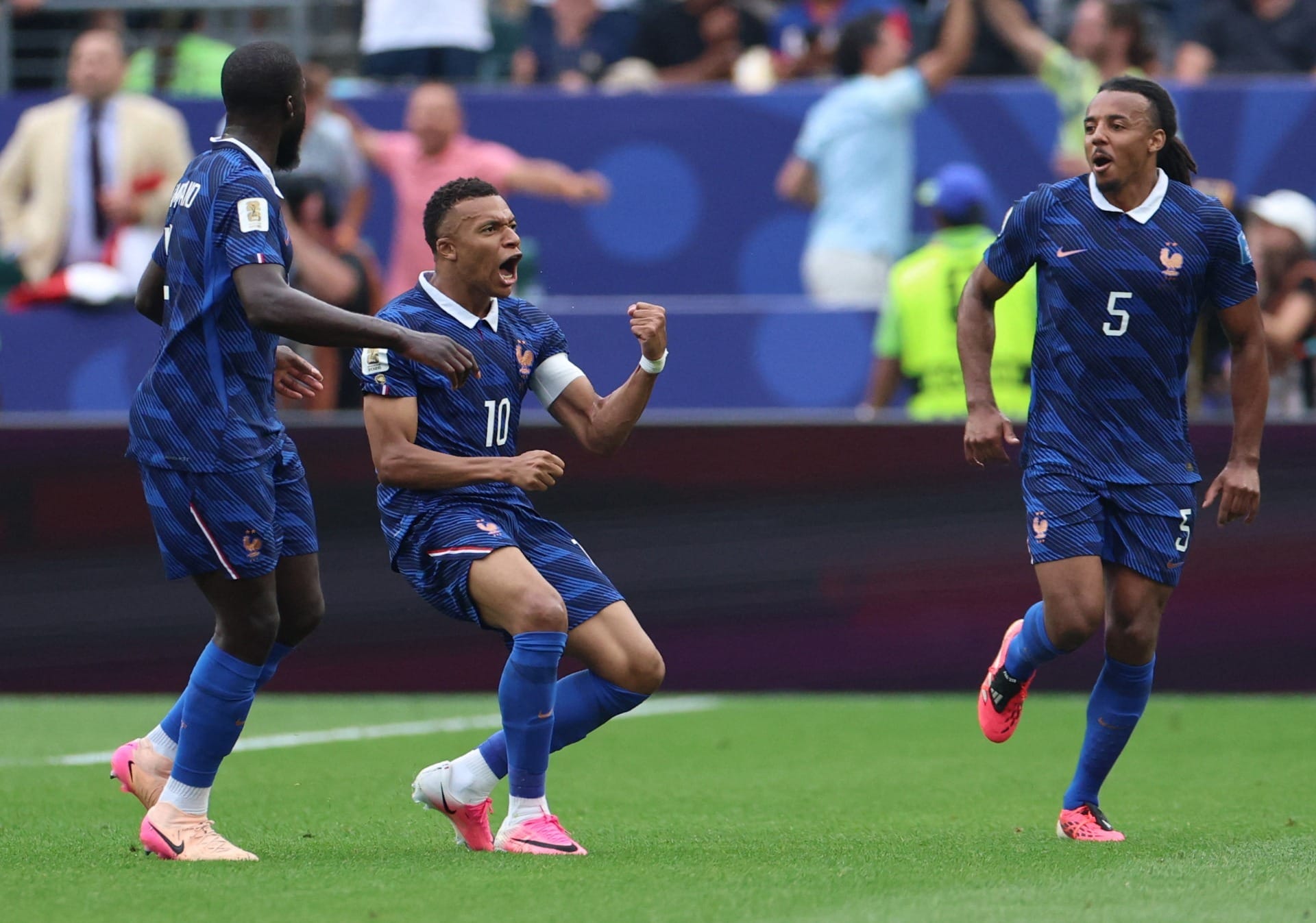 Mbappé brilha, França bate Iraque em 'jogo de 4 horas' e vai à segunda fase