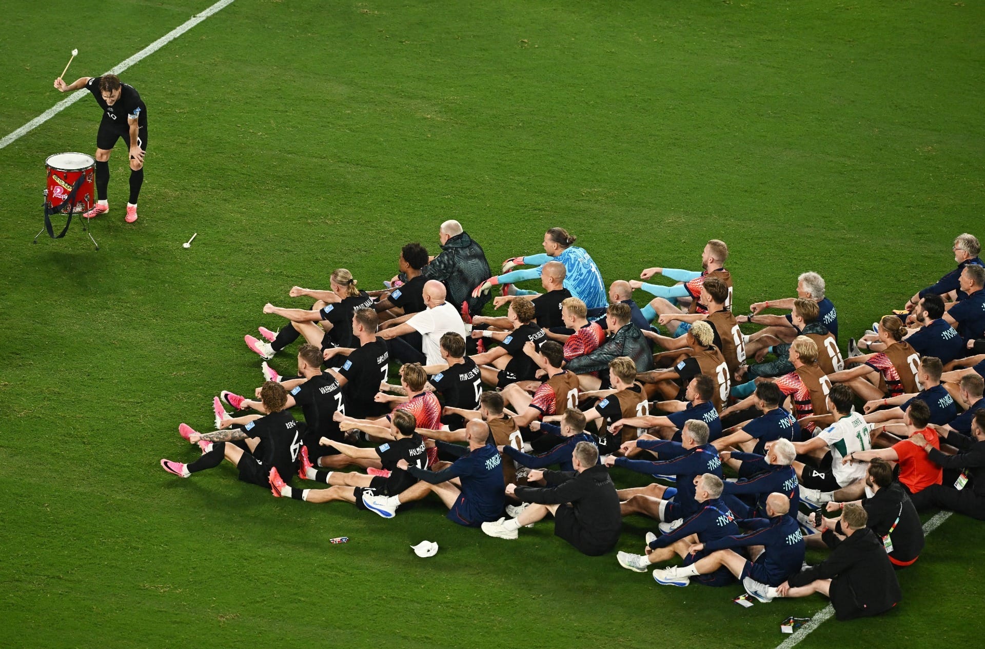 Após vitória, jogadores da Noruega fazem "remada viking" com a torcida
