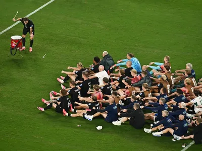 Após vitória, jogadores da Noruega fazem "remada viking" com a torcida