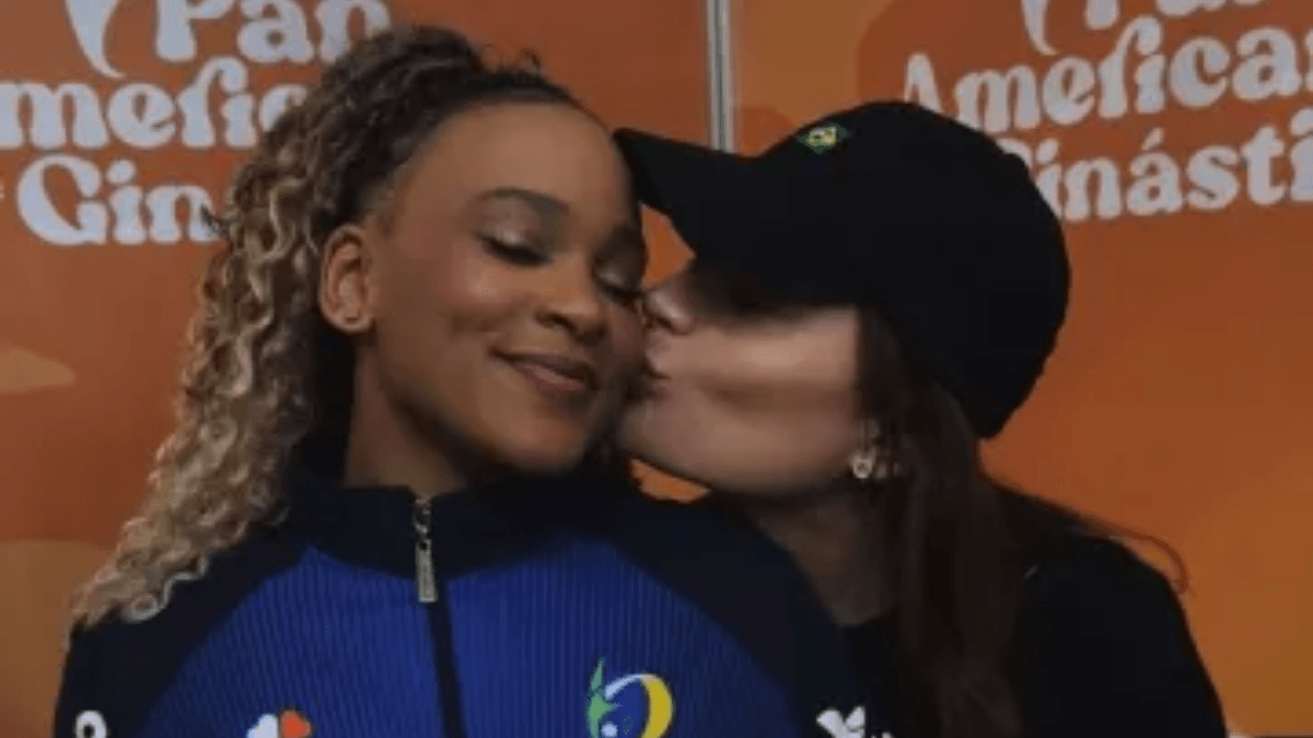 Rebeca Andrade publica foto com mulher misteriosa; assessoria nega namoro