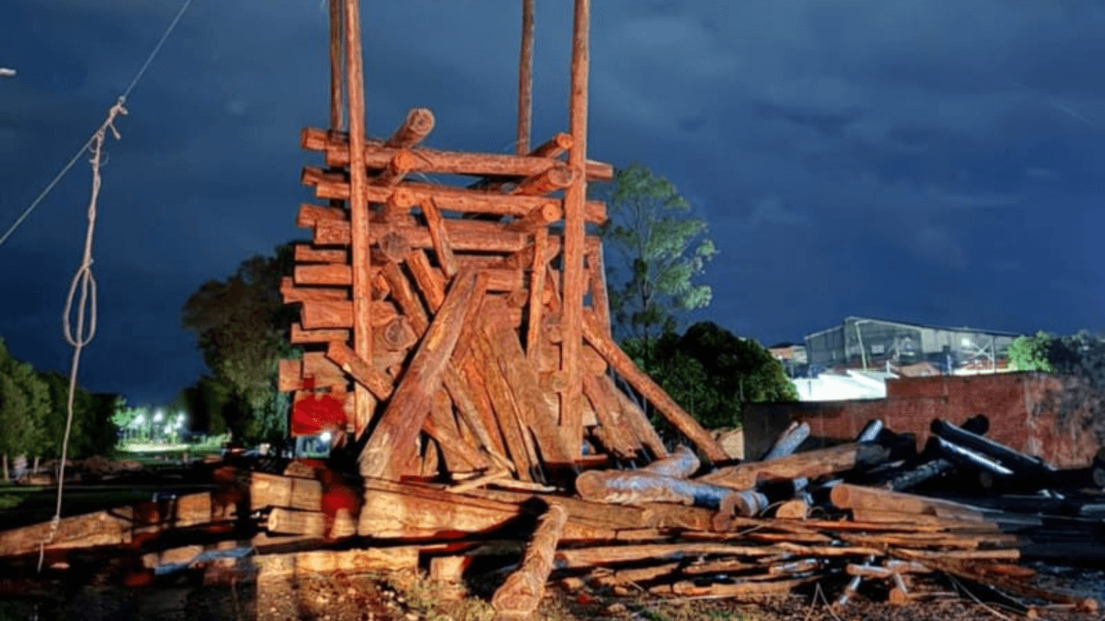 Chuva e vento derrubam parte da fogueira da 35ª Fejupi em Pirapozinho