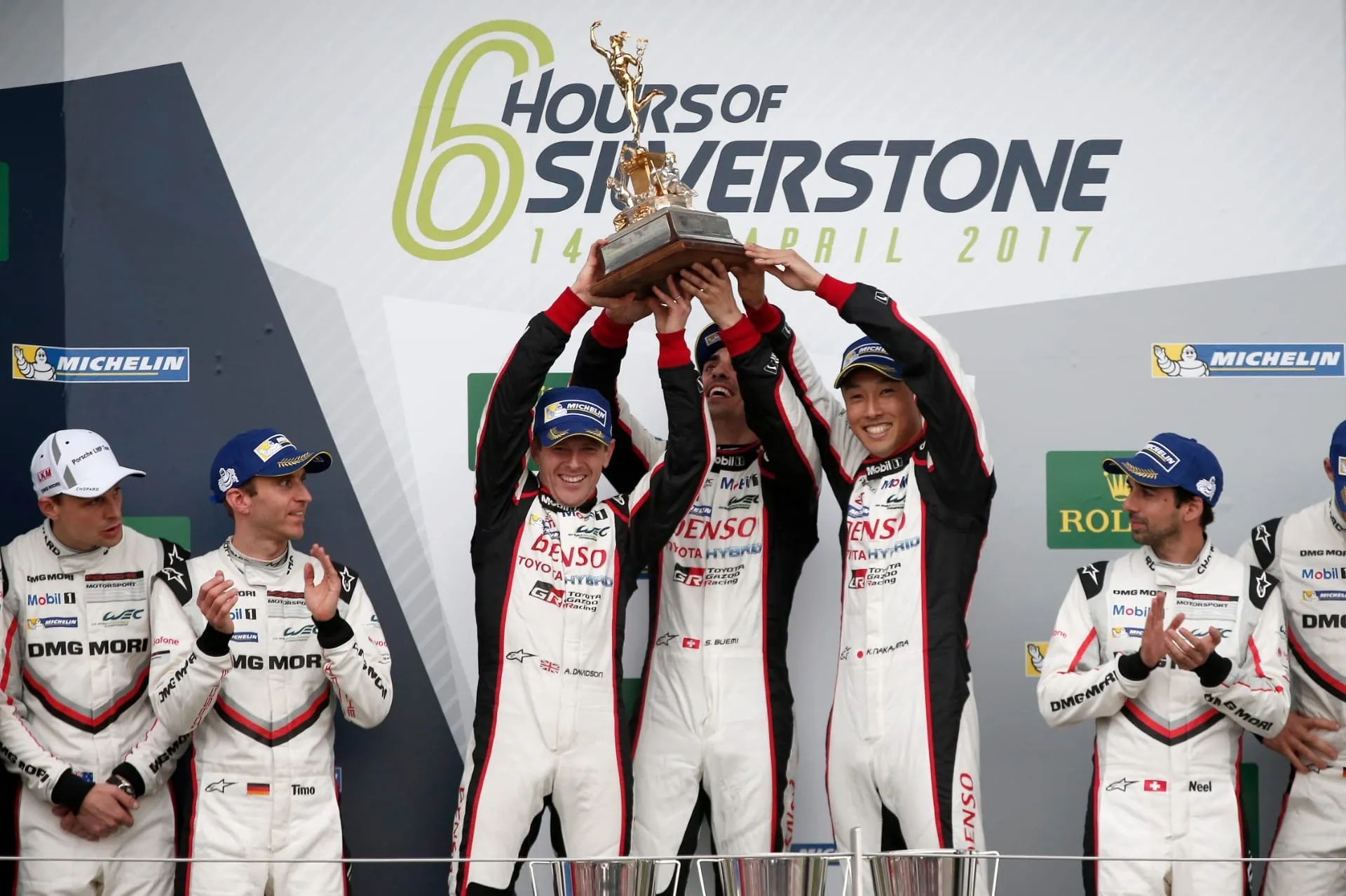 Anthony Davidson (Reino Unido), Sébastien Buemi (Suíça), Kazuki Nakajima (Japão) comemoram vitória nas 6 Horas de Silverstone de 2017