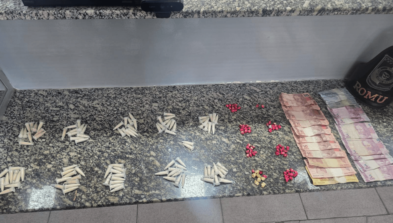 As drogas, dinheiro e moto foram apreendidas