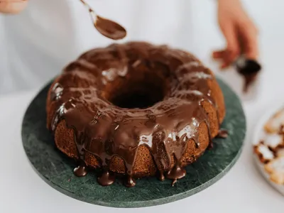 Bolo de chocolate fofinho sem farinha e sem glúten; aprenda receita