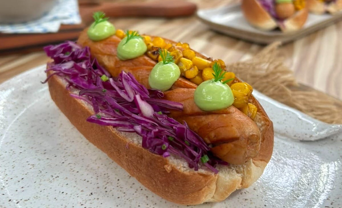 Cachorro-quente com salsicha especial e milho tostado do chef Bruno Hashimoto | Band Receitas