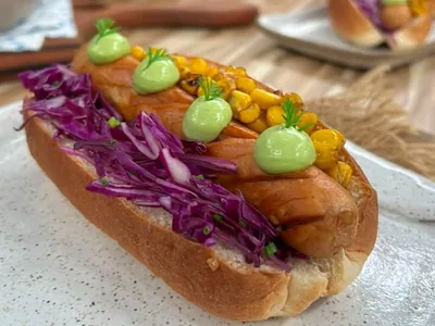Cachorro-quente com salsicha especial e milho tostado do chef Bruno Hashimoto | Band Receitas
