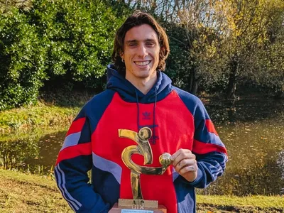 Zagueiro do Arsenal é visto em roda de samba no Rio de Janeiro; assista