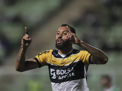 Série B: Ex-Flamengo, zagueiro marca e recoloca clube catarinense no G6