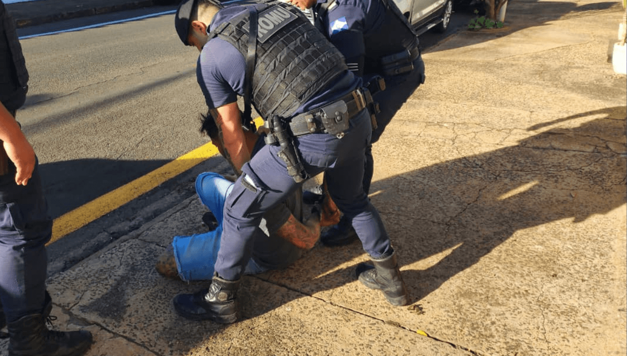 Criminoso é detido após tentar fugir da delegacia