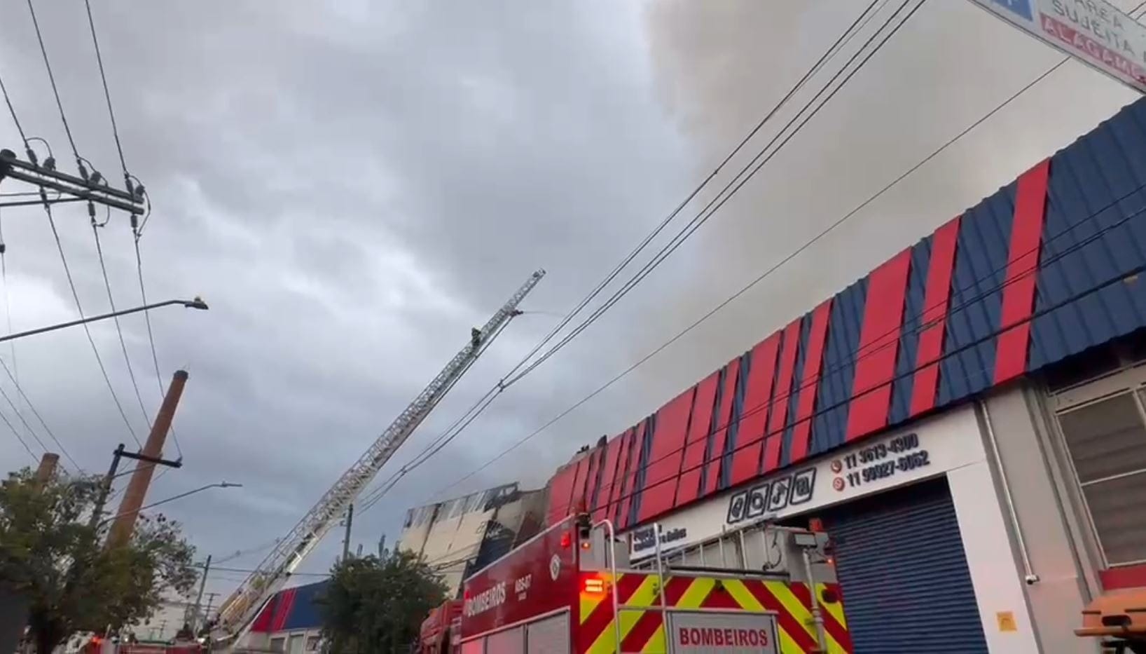 Incêndio de grandes proporções atinge galpão na Lapa, Zona Oeste de SP