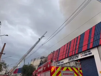 Incêndio de grandes proporções atinge galpão na Lapa, Zona Oeste de SP