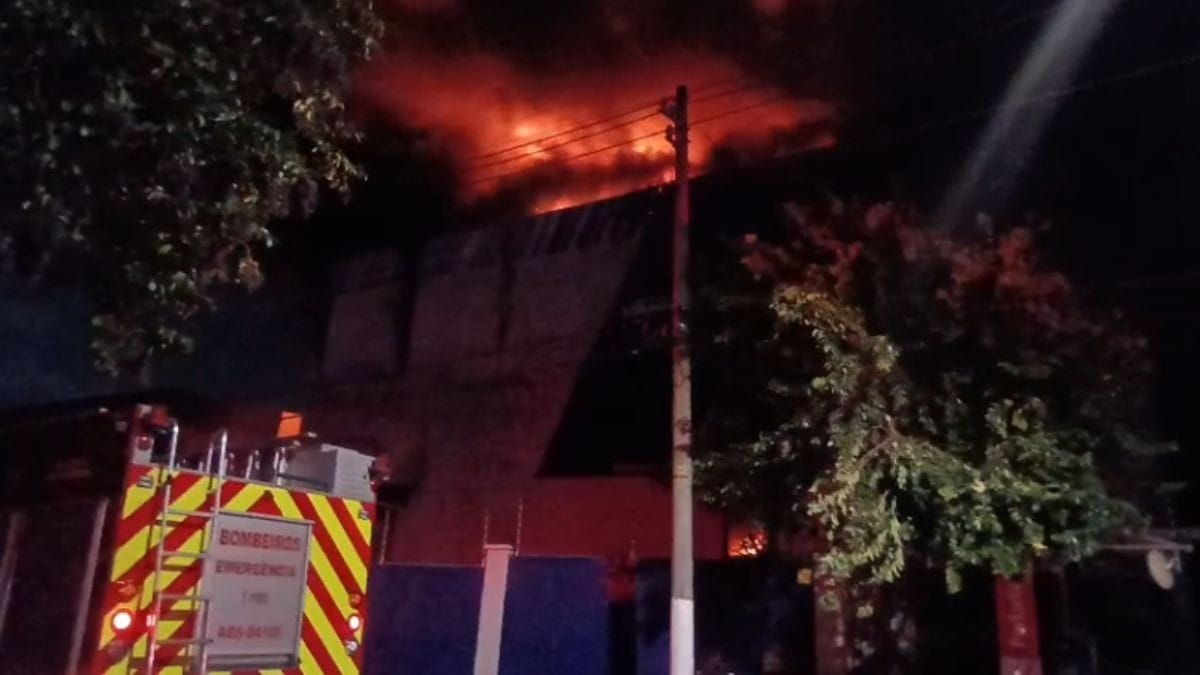 Estrutura de galpão em SP será demolida após incêndio de grandes proporções