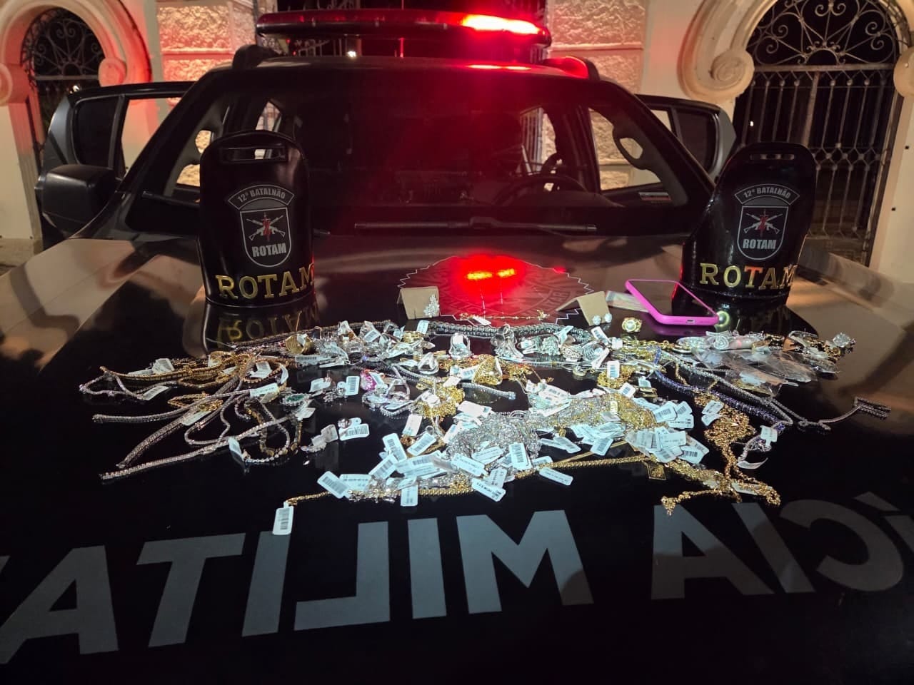 PM recupera joias do Shopping Crystal e leva suspeita à delegacia