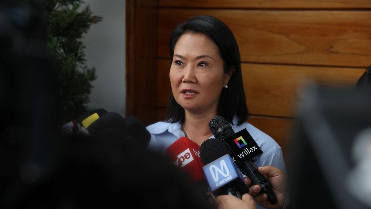 Keiko Fujimori toma posse como presidente do Peru à sombra do legado do pai