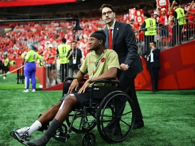 Jogador do Canadá que quebrou a perna ganha homenagem na Copa