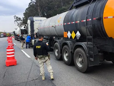 PRF aplica 80 multas em operação com cargas perigosas na Dutra em Jacareí