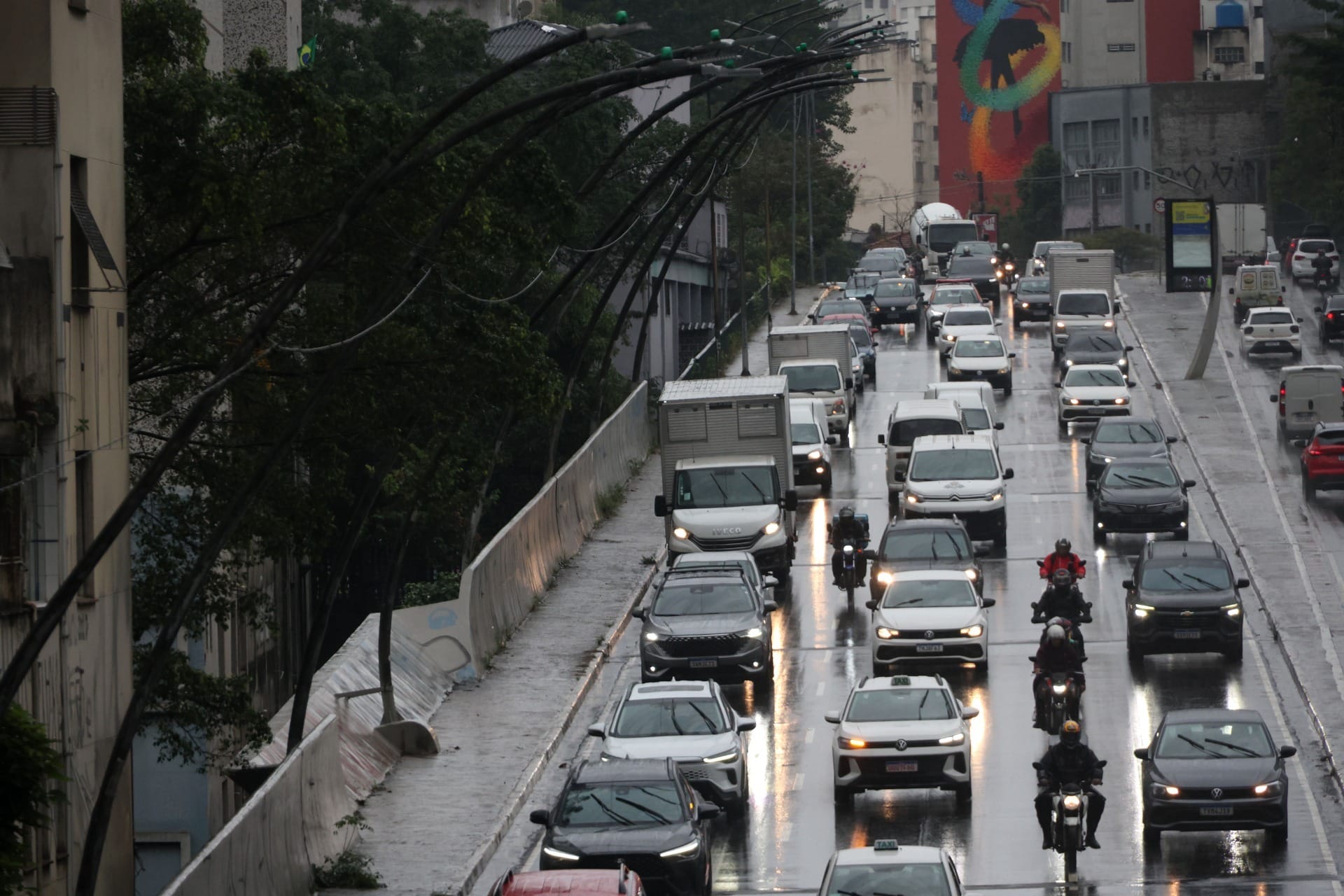 Zonas Oeste e Sul concentram trechos de lentidão em SP; rodízio é suspenso