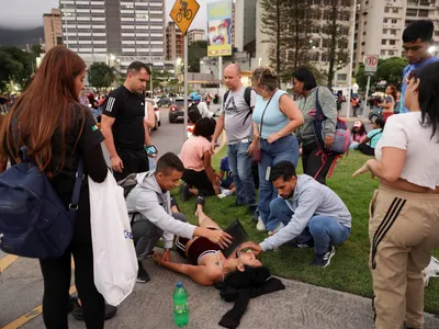 Criança de 11 anos é resgatada em escombros de terremoto na Venezuela