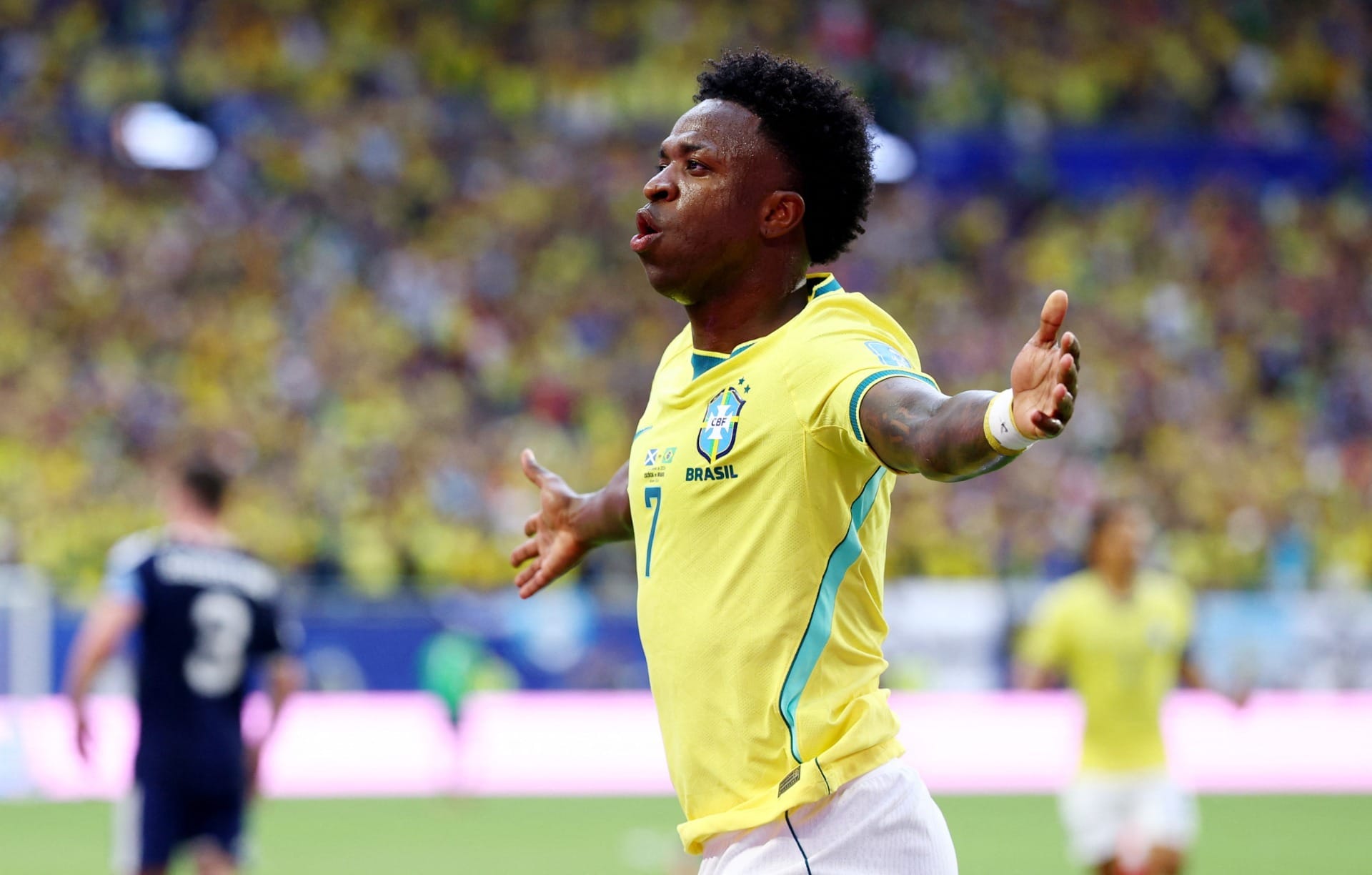Ancelotti exalta Vini Jr. e manda recado sobre futuro do jogador na Seleção
