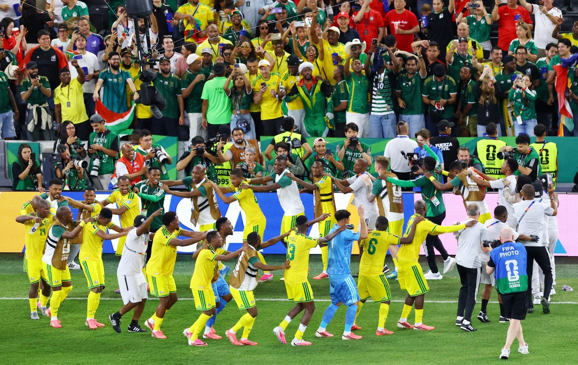 África do Sul quebra tabu histórico e avança às fases eliminatórias da Copa
