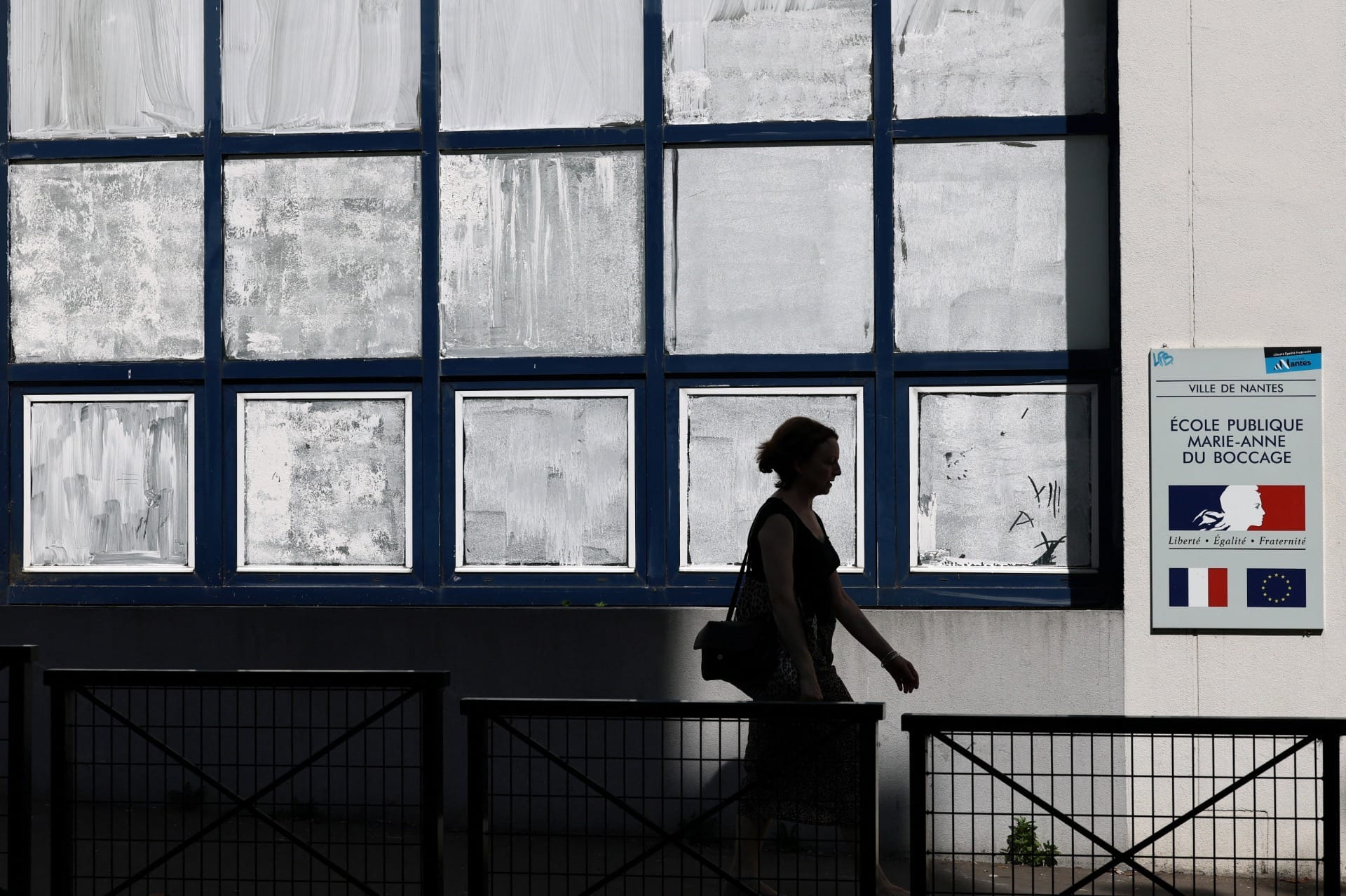 'Blanc de Meudon' aplicado nas janelas de escola pública em Nantes, França (FOTO: REUTERS)