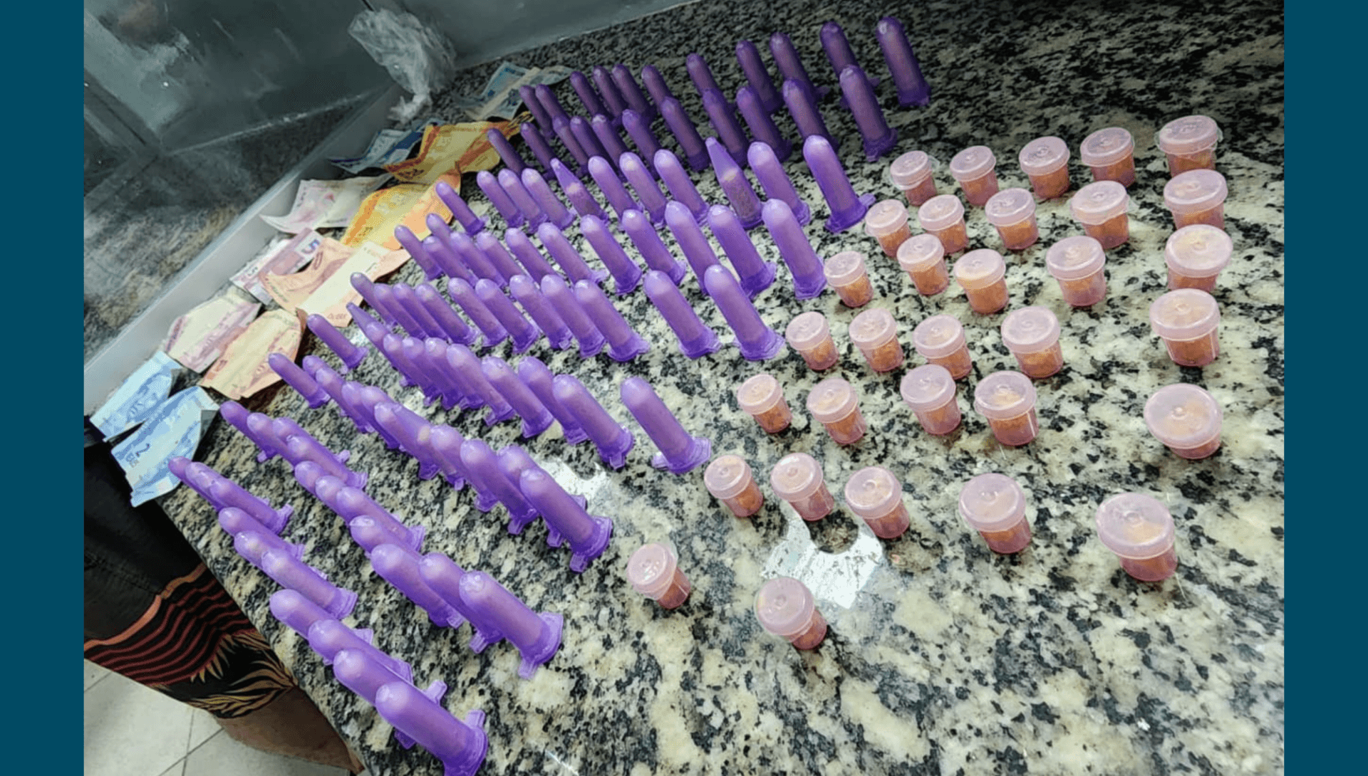 Foram apreendidas porções de cocaína e crack
