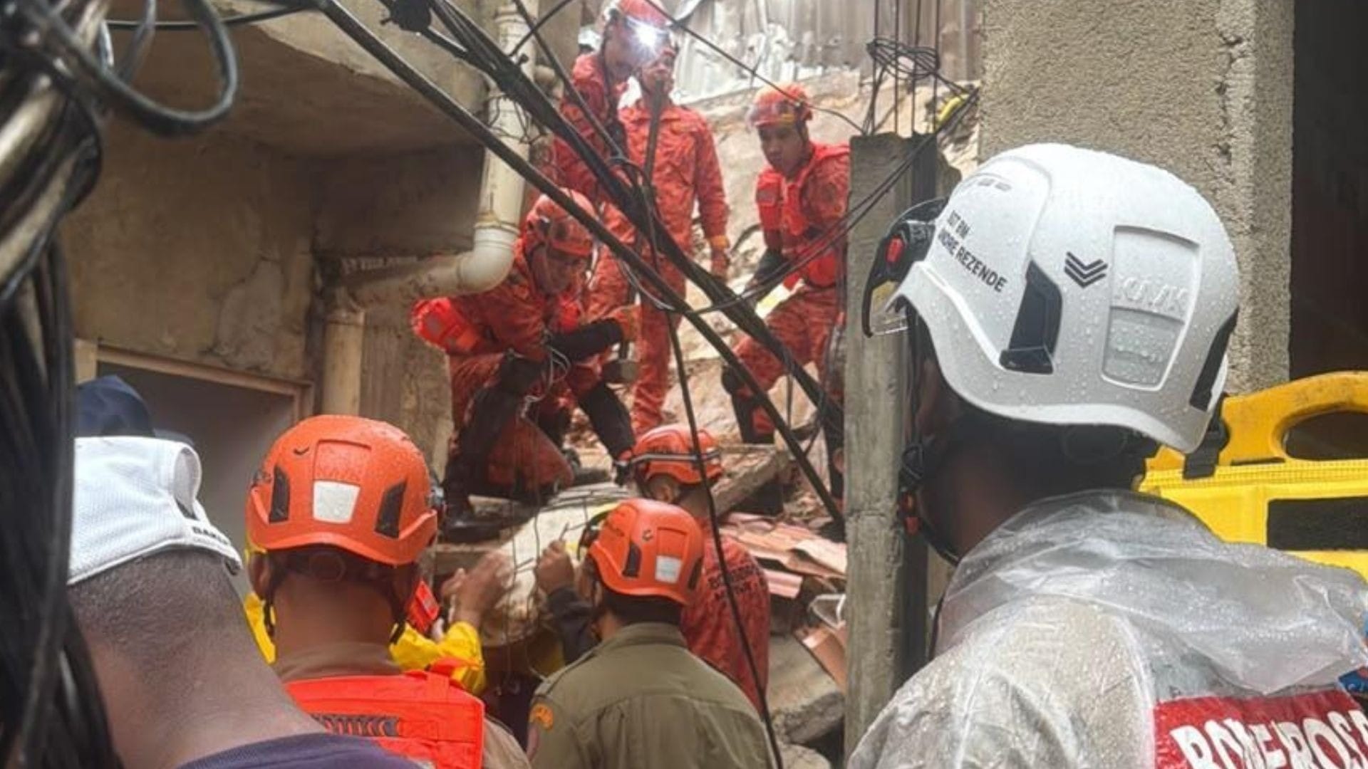 Bombeiros buscam duas crianças após desabamento na Ilha do Governador