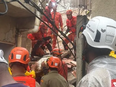 Bombeiros buscam duas crianças após desabamento na Ilha do Governador