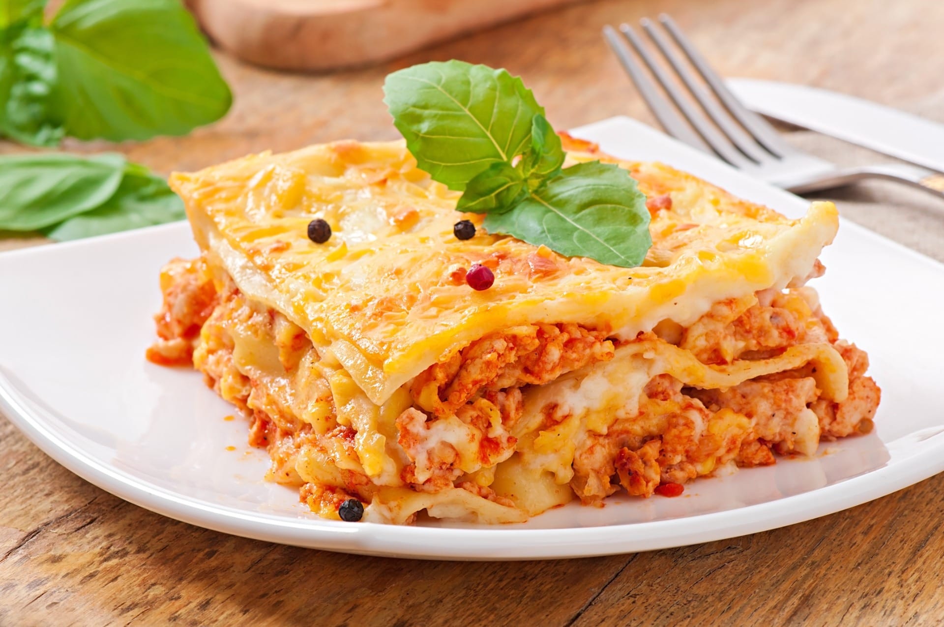 O que vai na 'lasanha de vó'? Aprenda a fazer prato cremoso com frango