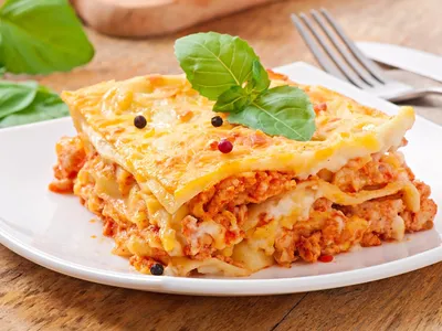 O que vai na 'lasanha de vó'? Aprenda a fazer prato cremoso com frango