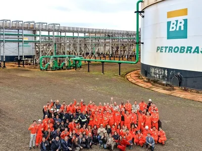 Governo não interfere na Petrobras, mas discutirá seu papel, diz Lula