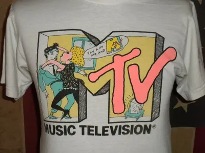 Tem uma em casa? Camisetas nunca usadas dos anos 80 viraram ouro