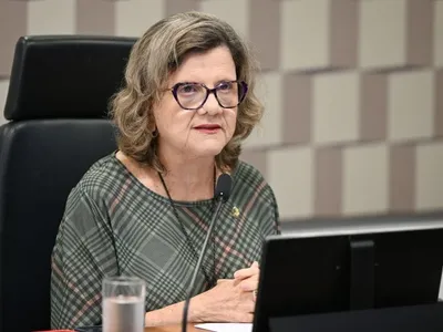 Professora e 1ª senadora por PE: quem é a nova líder do governo Lula