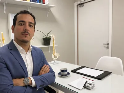 Escoliose em crianças e adolescentes pode surgir sem dor; veja sinais