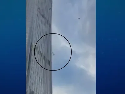 Avião bate em arranha-céu e deixa ao menos três mortos na China