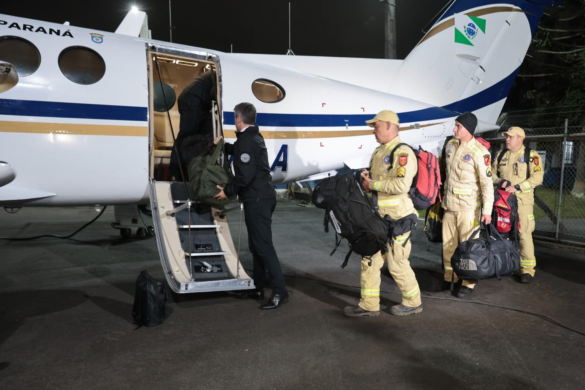 Embarque de bombeiros paranaenses que seguirão para a Venezuela para atuar nas operações de Busca e Resgate em Estruturas Colapsadas (BREC) após o terremoto que atingiu o país.Foto: Geraldo Bubniak/AEN