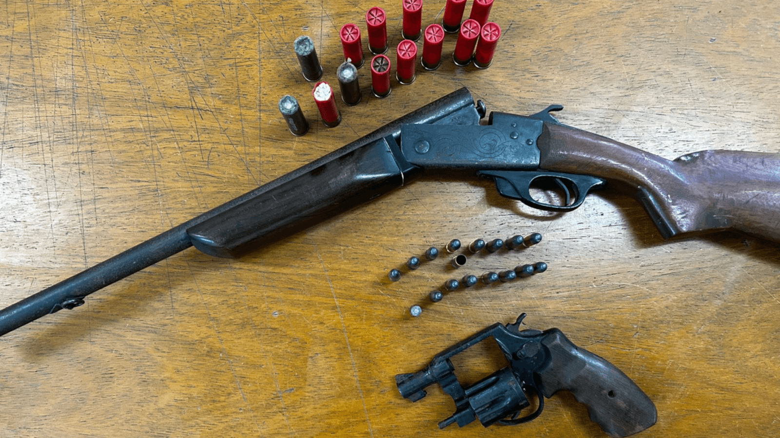 Polícia Civil apreende armas e munições em uma residência de Bofete