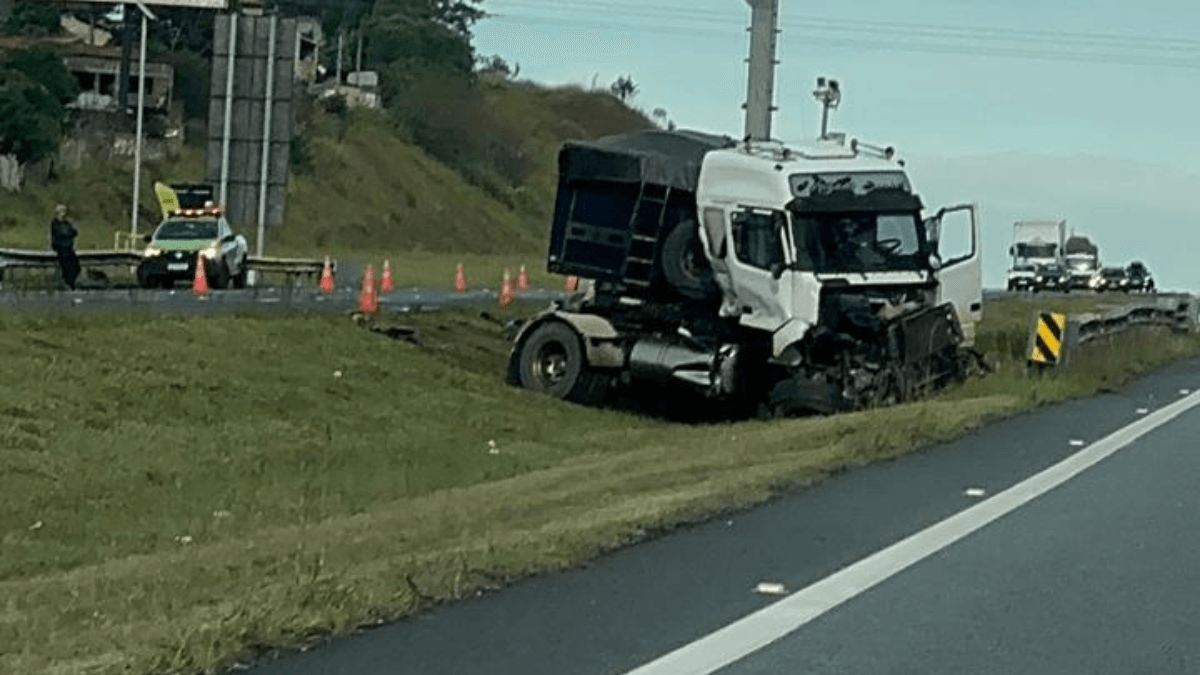 Motorista perde o controle e bate caminhão na Carvalho Pinto em Caçapava
