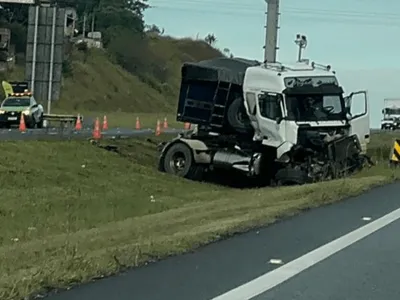 Motorista perde o controle e bate caminhão na Carvalho Pinto em Caçapava